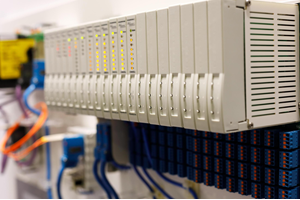 Controler logic programabil (PLC): definiție, tipuri, principiu de funcționare și aplicații